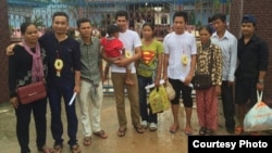 សកម្ម​ជន​បីនាក់​នៃ​ចលនា​មាតា​ធម្មជាតិ​​​ និង​ក្រុម​គ្រួសារ​របស់​ពួក​គេ​ ឈរនៅមុខ​ពន្ធនាគារ​ខេត្តកោះកុង​ នៅថ្ងៃ​ទី​ ១​ ខែកក្កដា​ ឆ្នាំ​ ២០១៦។​ (ផ្តល់ជូន​ដោយ ​Licadho) 