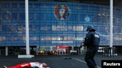 Un policier français lors d'un exercice vers le parc olympique lyonnais, près de Lyon en France le 30 mai 2016.