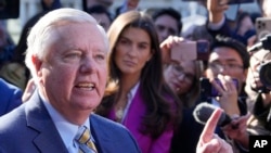 共和黨資深參議員林賽·格雷厄姆（Lindsey Graham）週五在白宮外面接受媒體採訪。