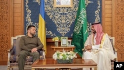 Cаудівський наслідний принц Мохаммед бін Салман зустрічається з президентом України Володимиром Зеленським під час арабського саміту в Джидді, Саудівська Аравія, у п’ятницю, 19 травня 2023 р. (Saudi Press Agency через AP)