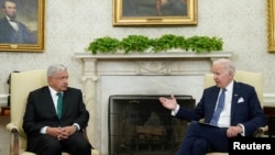 Телефонскиот разговор утре ќе дојде два дена пред крајот на имиграциските ограничувања од ерата на пандемијата што им овозможи на американските власти брзо да ги протераат мигрантите кои илегално ја преминале границата