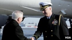 El capitán Steve Krotow saluda al secretario de Defensa Robert Gates a su llegada a Moscú.