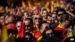 សកម្មជន​ដើរ​ក្បួន​ក្នុង​ពេល​ប្រមូល​ផ្តុំ​មួយ​ប្រឆាំង​នឹង​ការ​ប្រកាស​ឯករាជ្យ​របស់​តំបន់ Catalonia នៅ​ក្នុង​ក្រុង Barcelona ប្រទេស​អេស្ប៉ាញ កាលពី​ថ្ងៃទី២៩ ខែតុលា ឆ្នាំ២០១៧។