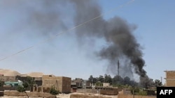Asap membubung dari pertempuran antara pasukan Afghanistan dan Taliban di Qala-e-Naw, Ibu Kota Provinsi Badghis, Afghanistan, Rabu, 7 Juli 2021. 
