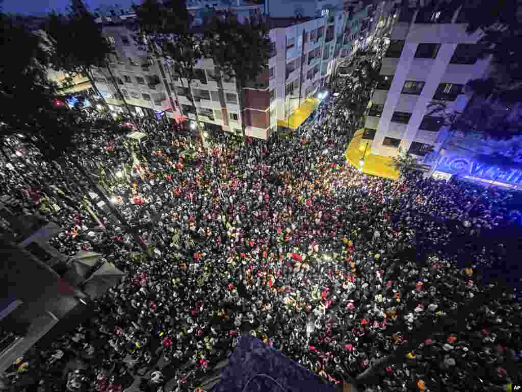 Aficionados al fútbol de Marruecos celebran en Rabat, después de que su selección nacional venciera a Canadá por 2-1 y clasificara a las etapas eliminatorias en Qatar, el 1 de diciembre de 2022.