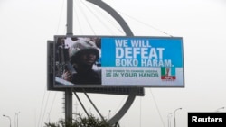 Un panneau d'affichage promettant la défaite au groupe Boko Haram en pleine campagne électorale au Nigeria.