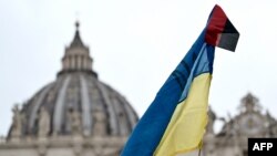 在教宗方济各在三钟经祷告期间对人群讲话时，在圣彼得广场见到的乌克兰旗帜。(2024年3月10日)
