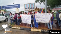 ប្រជាពលរដ្ឋ​មក​ពី​សហគមន៍​ចំនួន៨ តវ៉ា​នៅ​មុខ​តុលាការ​ខេត្ត​កោះកុង នៅពេល​ដែល​តុលាការ​បើក​សវនាការ​ជំនុំជម្រះ​ក្តី​ដែល​បាន​ចោទប្រកាន់​សកម្មជន​បរិស្ថាន​របស់​ចលនា​មាតា​ធម្មជាតិ​៣នាក់ នៅ​ខេត្ត​កោះកុង កាលពី​ថ្ងៃច័ន្ទ ទី២៧ ខែមិថុនា ឆ្នាំ២០១៦។ (រូបថត​ដកស្រង់​ចេញ​ពី​ទំព័រ​ហេ្វកប៊ុក​របស់​ចលនា​មាតាធម្មជាតិ)