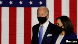 當選總統拜登（左）和當選副總統賀錦麗（右）（2020年11月9日）。