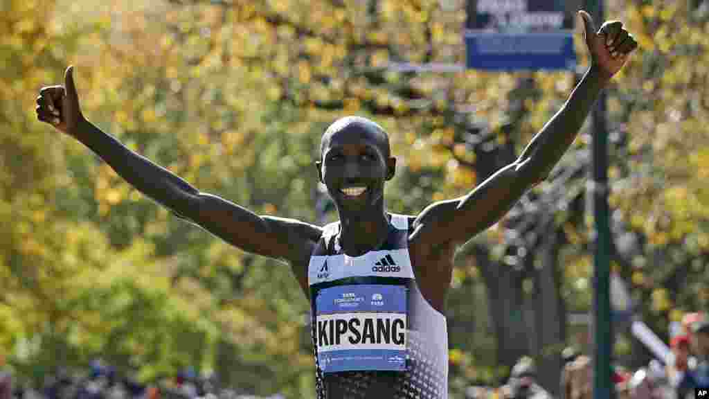 Wilson Kipsang du Kenya célèbre sur la ligne d'arrivée après avoir remporté la division de la 44eme édition masculine du Marathon de New York à New York, le 2 novembre 2014. 