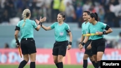 El cuarteto arbitral que comandó el encuentro entre Costa Rica y Alemania, con un solo varón y con Stephanie Frappart al frente, en el estadio Al Bayt, en Al Khor, Qatar, el 1 de diciembre de 2022.