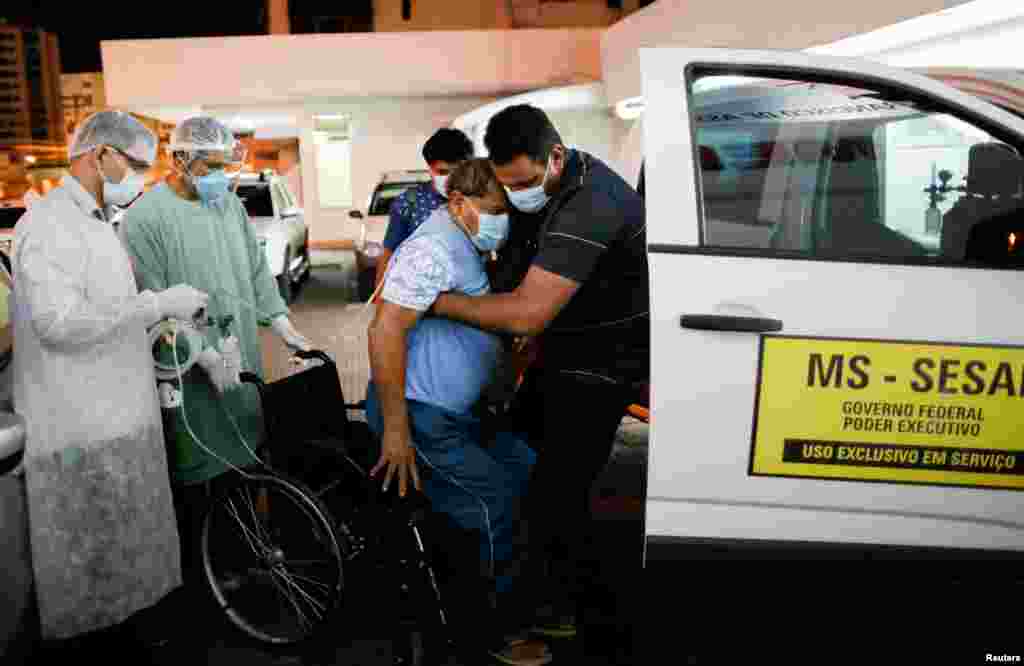 Yawalapiti chief Aritana, suffering from the coronavirus disease (COVID-19), is supported by the doctor Celso Correia Batista outside the Sao Francisco de Assis hospital&nbsp;in Goiania, Brazil, July 22, 2020.