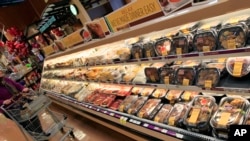 រូបថត​ឯកសារ៖ អតិថិជន​កំពុង​ពិនិត្យ​មើល​អាហារ​ដែល​ឆ្អិន​ស្រាប់​នៅ​ក្នុង​ហាង​លក់​គ្រៀង​ទេស​មួយ​នៅ​ទីក្រុង​Cincinnati រដ្ឋ​ Ohio។ 