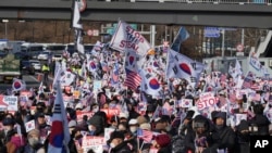 2025年1月3日，南韓被彈劾的總統尹錫烈的支持者在首爾總統官邸附近舉行集會，反對法院簽發拘捕尹錫悅的命令。