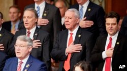 Конгресмени читають Клятву вірності під час відкриття 118-го Конгресу в Капітолії США, у вівторок, 3 січня 2023 року, у Вашингтоні. (AP Photo/Alex Brandon)