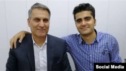 تصویری از منوچهر بختیاری (سمت چپ) در کنار فرزندش پویا.