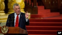 El subsecretario interino de Asuntos del Hemisferio Occidental, Michael Kozak, habla en una conferencia de prensa durante una visita para promover la prosperidad regional, la seguridad y la gobernabilidad democrática, en Ciudad de Guatemala, en febrero.