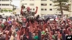 Kanda ya video ikionyesha wanajeshi wakimnyanyua juu kiongozi wa mapinduzi Jenerali Brice Oligui Nguema mjini Libreville, Gabon Agosti 30, 2023.