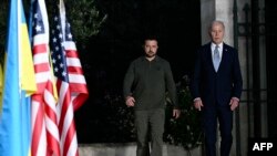 جو بایدن و ولودیمیر زلنسکی رؤسای جمهوری آمریکا و اوکراین در حاشیه نشست سران گروه هفت در ایتالیا – ۲۴ خرداد ۱۴۰۳ 