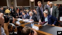 Davlat kotibi Jon Kerri, Energetika vaziri Ernest Monis va Moliya vaziri Jek Lyu Eron bilan imzolangan bitim yuzasidan senatorlar savollariga javob bermoqda, 23-iyul, 2015-yil
