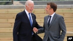 ARHIVA - Predsjednici Sjedinjenih Država i Francuske, Džo Bajden i Emanuel Makron, na samitu G20 u Engleskoj (Foto: Phil Noble/Pool Photo via AP)