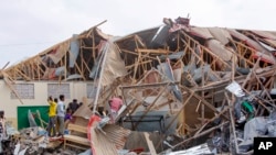 Watu wakitafuta miili katika eneo la mlipuko huko Mogadishu, Somalia Alhamisi, Novemba 25, 2021.AP