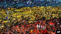 Протестувальники в Бухаресті, користуючись мобілками, створили зображення національного прапора Румунії