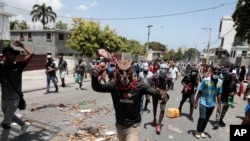 Manifestantes protestan por la inseguridad en Puerto Príncipe, Haití, el lunes 7 de agosto de 2023.