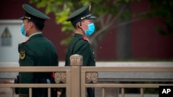 Policajci na trgu Tjenanmen u Pekingu