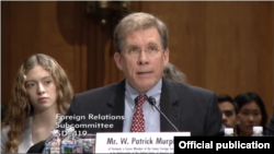 រូបឯកសារ៖ លោក Patrick Murphy មន្ត្រីជាន់ខ្ពស់អាមេរិកទទួលបន្ទុក​កិច្ចការ​អាស៊ីបូព៌ានិងប៉ាស៊ីហ្វិក ថ្លែង​នៅក្នុងសវនាការ​តាំងតែងប្រេសិត​នៅរដ្ឋសភាអាមេរិក ប្រចាំរដ្ឋធានីវ៉ាស៊ីនតោន។ 