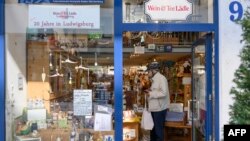 Seorang pria mengenakan masker berbelanja di sebuah toko di Ludwigsburg, Jerman, 20 April 2020. 