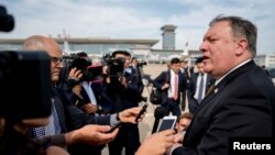 Državni sekretar Majkl Pompeo razgovara sa novinarima u Pjongjangu.