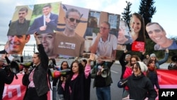 Des proches des otages israéliens détenus lors d'une manifestation appelant à la libération de tous les otages, le 13 février 2025. AFP / Jack Guez