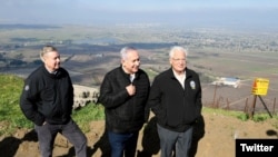 Thượng nghị sĩ Lindsey Graham (trái) cùng Thủ tướng Israel, Benjamin Netanyahu (giữa) và đại sứ Mỹ tại Israel, David Friedman, trong chuyến thăm Cao nguyên Golan ở Israel. 