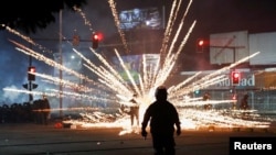 Manifestantes y policías chocan en las calles de Santa Cruz de la Sierrra, en Bolivia, en protestas por el arresto del gobernador de la oposición Luis Camacho, el 2 de enero de 2023.