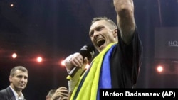 Олександр Усик святкує перемогу над Муратом Гассієвим