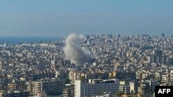 O fumo emana do local de um ataque aéreo israelita contra os subúrbios do sul de Beirute, Líbano, 26 de setembro de 2024.