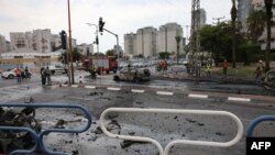 2023 年 10 月 9 日，以色列緊急救援人員檢查以色列南部城市阿什杜德的火箭攻擊現場。