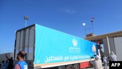 لاری مملو از کمک‌های اضطراری هنگام عبور از گذرگاه مرزی رفح که قرار است به مردم نوار غزه انتقال شود