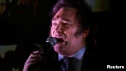 El presidente electo argentino, Javier Milei, se dirige a sus partidarios después de ganar la segunda vuelta de las elecciones presidenciales de Argentina, en Buenos Aires, el 19 de noviembre de 2023.