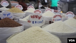 រូបឯកសារ៖ នេះជាប្រភេទអង្ករដែលបានដាក់លក់នៅតូបមួយក្នុងផ្សារអូរឬស្សី កាលពីថ្ងៃទី៣០ កក្កដា ឆ្នាំ២០១៥។ (ប៉ាង ចំណាន/VOA) 