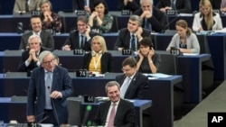 European Commission President Jean-Claude Juncker, left, speaks at the European Parliament in Strasbourg, eastern France, Nov.13, 2018. British and Irish media say U.K. and EU negotiators have reached an agreement on a proposed Brexit deal to resolve the 