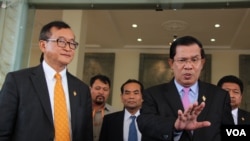 រូបឯកសារ៖ លោក​នាយក​រដ្ឋ​មន្រ្តី​ហ៊ុន​ សែន និយាយ​ទៅ​កាន់​ក្រុម​សារព័ត៌មាន​ ដោយ​មាន​លោក​​សម​ រង្សី​ ប្រធាន​គណបក្ស​សង្គ្រោះ​ជាតិ​ឈរ​អម​នៅ​មុខ​​រដ្ឋសភាជាតិ​ បន្ទាប់​ពី​ការ​បោះឆ្នោត​ផ្តល់​សេចក្តី​ទុក​ចិត្ត​ដល់​គណៈកម្មាធិការ​ជាតិ​រៀបចំ​ការបោះឆ្នោត ​នៅ​​វិមាន​រដ្ឋសភា​រាជធានី​ភ្នំពេញ​ ថ្ងៃ​ទី​៩​ ខែ​មេសា​ ឆ្នាំ​២០១៥។​​ (នូវ​ ពៅ​លក្ខិណា/VOA)