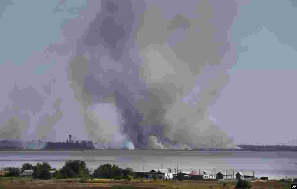 Дим над Новоазовськом.