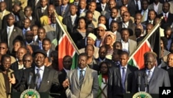 Kenya's Prime Minister, Raila Odinga (l) makes an address to the public. President Mwai Kibaki (r) (file photo)