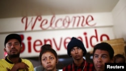 Miembros de una de las caravanas migrantes de centroamericanos esperan dentro de uno de los refugios en Tijuana, México, el 26 de abril de 2018.