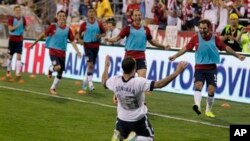 AQSh jamoasi hujumchisi Landon Donovan Meksikaga urgan golini nishonlamoqda, 10-sentabr, 2013-yil, Ogayo, AQSh. 