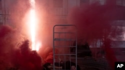 Перформанс активістів біля посольства Росії в Києві 29 липня 2023 року, в річницю теракту у в'язниці в Оленівці, в результаті якого загинули десятки українських військових. (AP/Jae C. Hong)