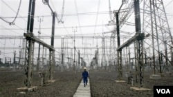 Salah satu pembangunan jaringan listrik yang akan melayani Jakarta dan sekitarnya (foto: dok). Menteri Negara BUMN akan me-review proyek-proyek pembangunan agar bisa diselesaikan lebih cepat.