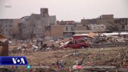 Presidenti Biden viziton zonat e shkatërruara nga tornadot në Kentaki